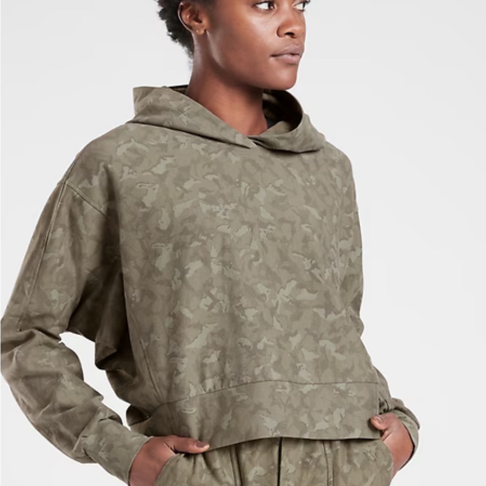 Athleta Printed Farallon Sweatshirt Hoodie Crop Hooded Camo Sz M Petite NEW